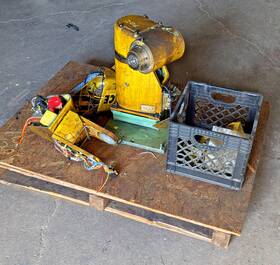 A05b-1135-b001 Fanuc Lr Mate 200i Robot Arm As Pictured For Parts Or Repair