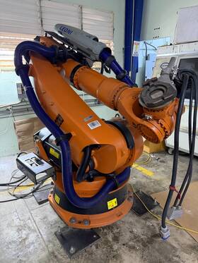 Kuka 0000122541 Kr210 Industrial Robot Pair Krc2 Controllers Teach Pendants 2007
