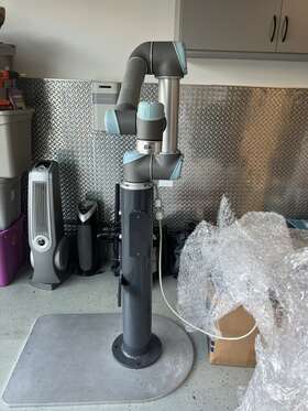 Cb31ur5 Universal Robots Ur5 6-axis Robot Arm With Stand Controller And Teach Pendant
